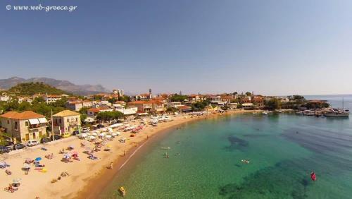 Riglia Apartamento | Mani's Aura Seaside-Spacious Summer Retreat