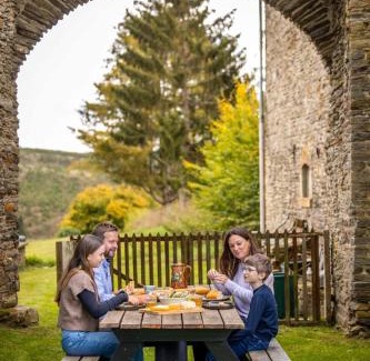 Gouvy Casa | Manoir de Sterpigny, château-ferme 17ème siècle gîte la Tour