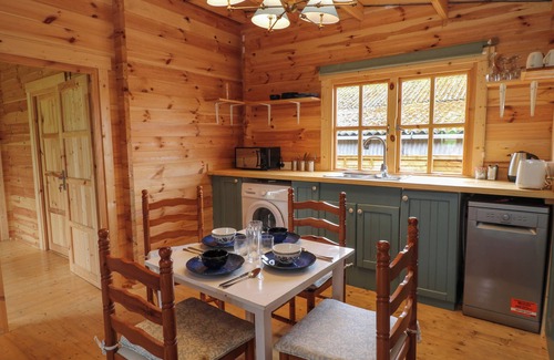 West Ilsley Cabaña | MANOR FARM CABIN, pet friendly, with open fire in Wantage