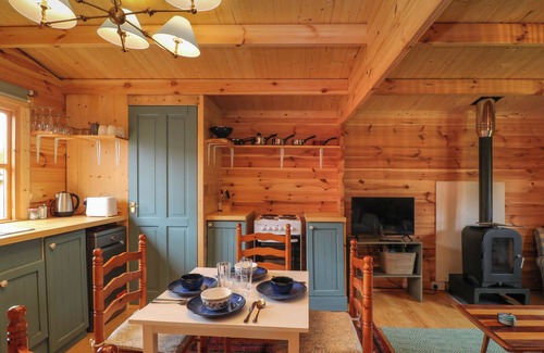 West Ilsley Cabaña | MANOR FARM CABIN, pet friendly, with open fire in Wantage