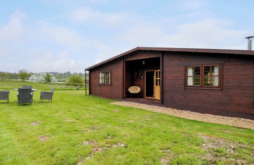 West Ilsley Cabaña | MANOR FARM CABIN, pet friendly, with open fire in Wantage
