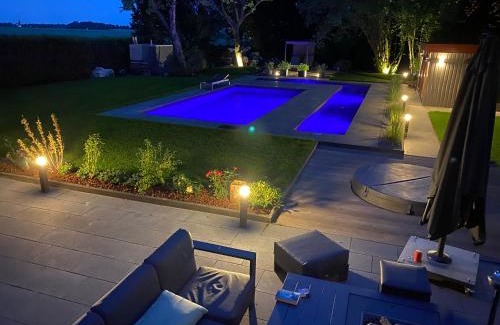 Toenisvorst Casa | Manor house with pool area
