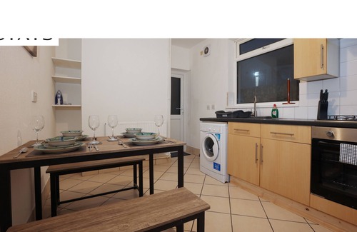 Riverside Casa | Mansfield House, Close to Principality
