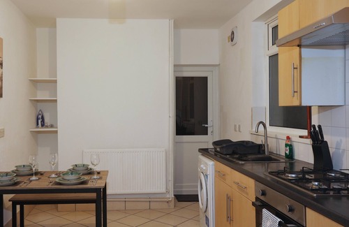 Riverside Casa | Mansfield House, Close to Principality