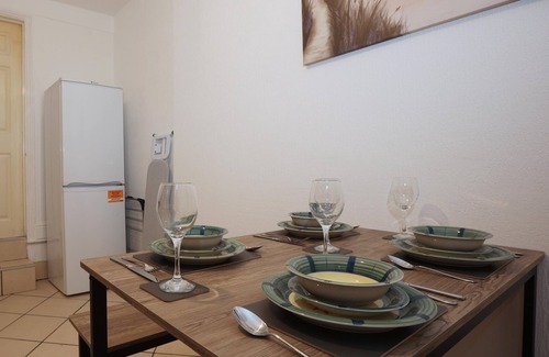 Riverside Casa | Mansfield House, Close to Principality