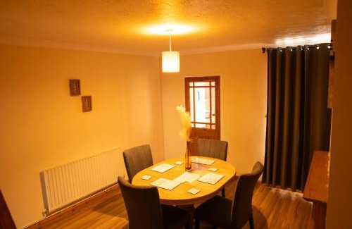 Skegby Apartamento | Mansfield House - Sleeps 10, Free Parking, WiFi - Weekly & Monthly Stay Deals!