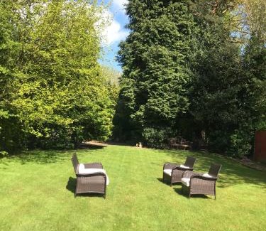 Luton Casa | Mansion 8 bedrooms in Private Gated Ave Huge garden Hot tub FREE SAUNA up to 23