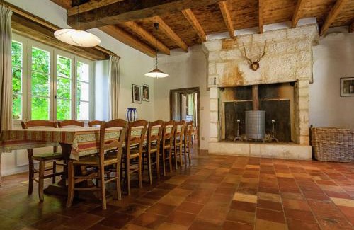 Saint-Georges-de-Montclard Casa | Mansion in Aquitaine with Private Pool