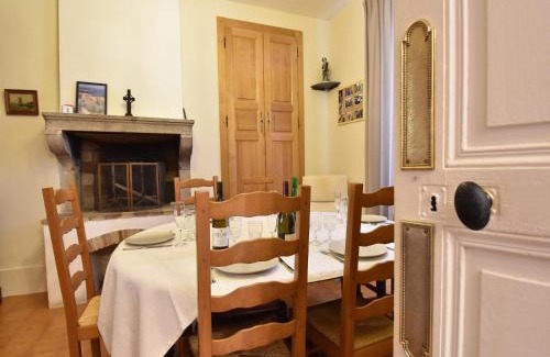 Martigny-le-Comte Casa | Mansion in Martigny with Heated Pool & Vineyards
