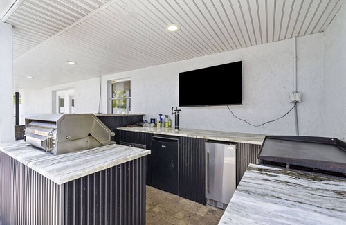 Port Charlotte Casa | Mansion Lux: 16 Guests- Pickleball Court, Full Arcade, Private Pool and outdoor Kitchen.