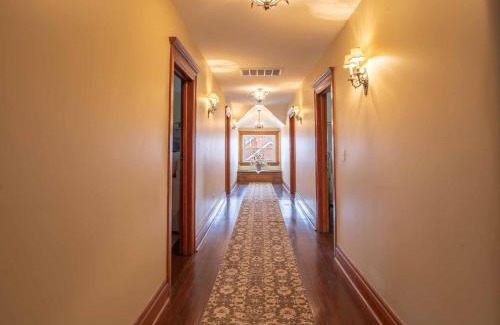 Clarion Casa | Mansion Pet-friendly Downtown
