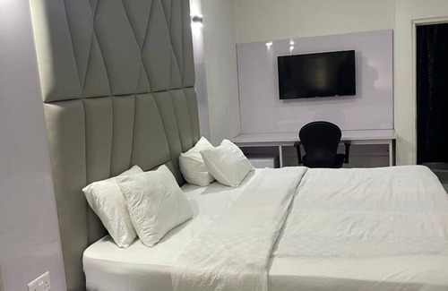 Etete Hotel | Mansion Signature Homes