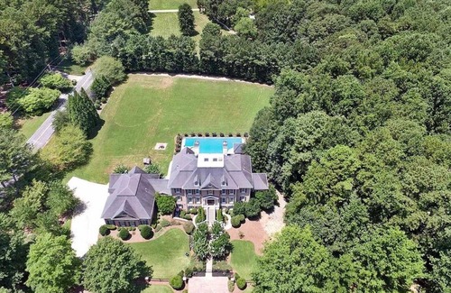 Acworth Villa | ¡Estancia en mansión para grupos grandes a 8 millas de LakePoint Sports!