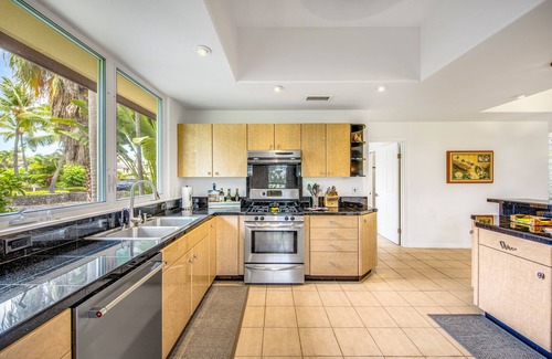 Kailua-Kona Casa | Manta Ray Manor - Oceanfront Gated Community, short walk to beach and town.