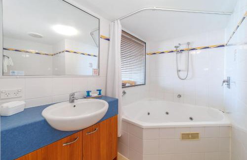 Urangan Hotel | Mantra Marina Hotel Room