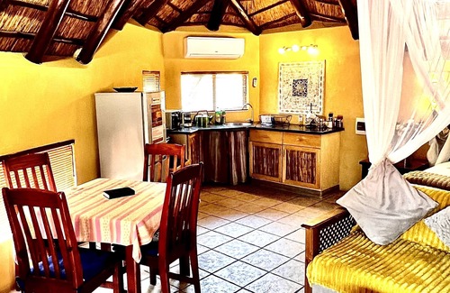 Marloth Park Chalet De Esquí | Manzini Swazi King Chalets