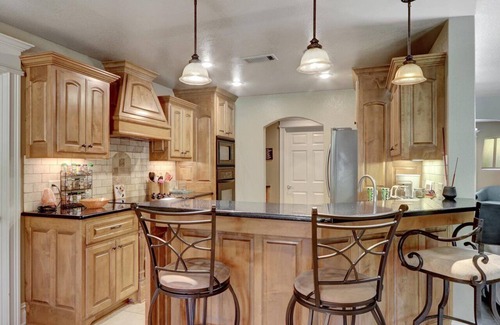 Mid America Casa | Maple Acres Creekside Sanctuary with Hot Tub