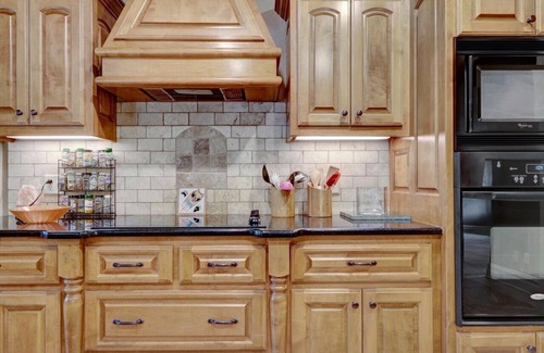 Mid America Casa | Maple Acres Creekside Sanctuary with Hot Tub