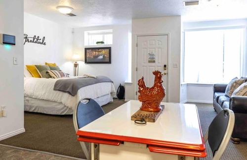 Mount Pleasant Apartamento | Maple Canyon~waffles~kitchen~wash+dry