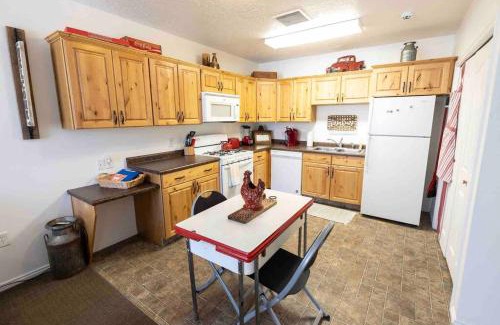 Mount Pleasant Apartamento | Maple Canyon~waffles~kitchen~wash+dry