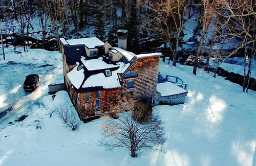 Hancock Casa | Maple Castle – Cozy Riverside Retreat with Hot Tub, Trails & Fireplace