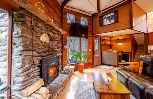 Hancock Casa | Maple Castle – Cozy Riverside Retreat with Hot Tub, Trails & Fireplace