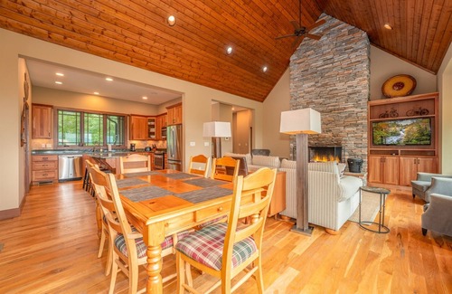 Pisgah Forest Casa | Maple Cottage in Sutton Knob Upscale home with grill and deck