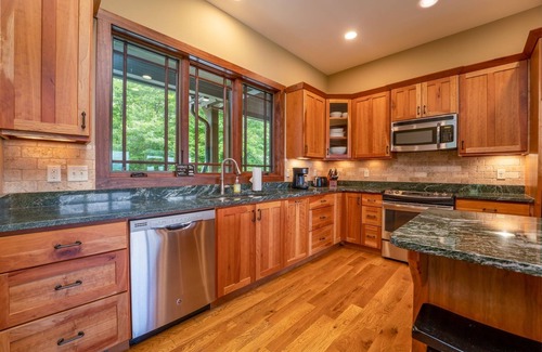 Pisgah Forest Casa | Maple Cottage in Sutton Knob Upscale home with grill and deck
