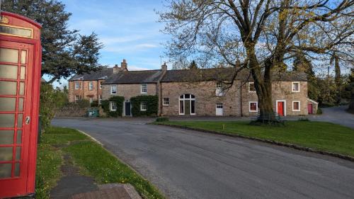 Great Strickland Casa | Maple Cottage, Stylish Holiday Home for 6 Near the Lake District