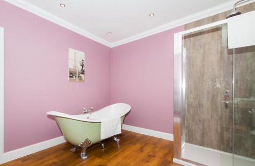 Cupar Casa | Maple Cottage with Hot Tub