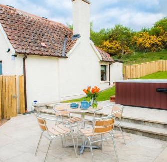 Cupar Casa | Maple Cottage with Hot Tub