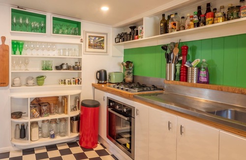 Mapua Cabaña | Maple Durham Cottage close to Mapua Village with rural views and cottage garden