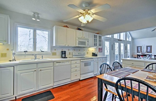 McGaheysville Casa | Maple Highlands: Under 1 Mile to Lift! Mountaintop Estate with 2 Scenic Decks