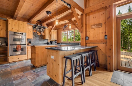 Stevenson Casa | Maple Hill Lodge, Stevenson, WA Retreat, Hot Tub, AC, near recreation!