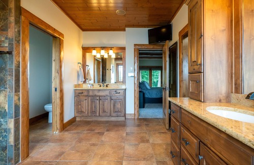 Liberty Center Cabina | Maple Lake Lodge - peaceful 14 acre retreat