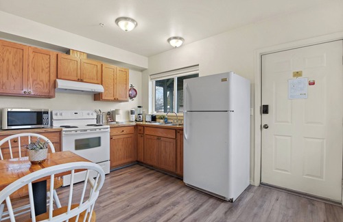 West Central Apartamento | Maple Leaf Manor Suites