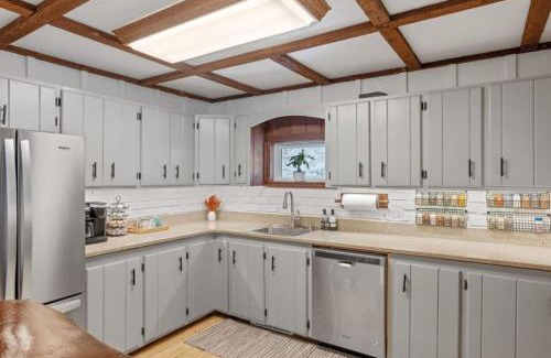 West Dover Chalet De Esquí | Maple Pine w Hot Tub Pool Table 3min to Mount Snow