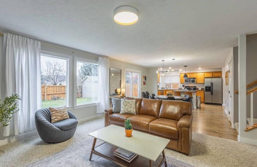 Meridian Casa | Maple Suite Retreat: Arcade Ping Pong HomeGym Toys Pool Playgrounds