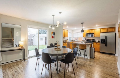 Meridian Casa | Maple Suite Retreat: Arcade Ping Pong HomeGym Toys Pool Playgrounds