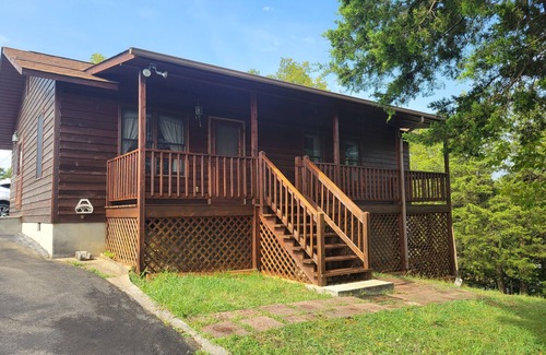Sevierville Cabina | Maples Lakefront Blessing w/ private boat dock/lake access kayaks & paddle boat