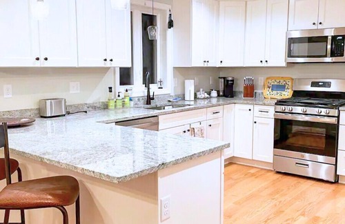 Kingston Casa | Maplewood Retreat | Spacious, Modern & Pet-Friendly