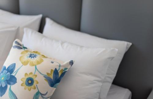 Kamari Hotel | MAR n MAR CROWN HOTEL-SUITES