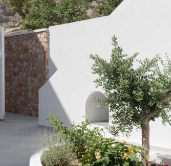 Kamari Hotel | MAR n MAR CROWN HOTEL-SUITES