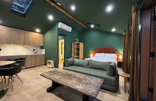 Mar Vista Apartamento | Mar Vista Greenhouse - Newly-built studio guesthouse. Centrally located.