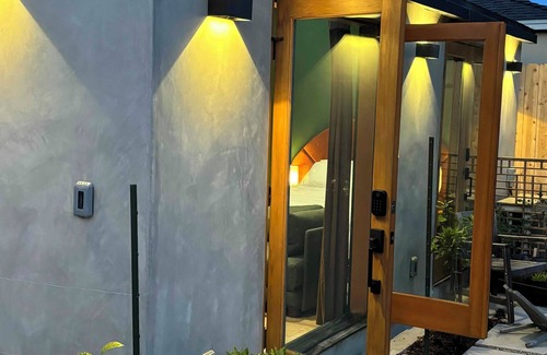 Mar Vista Apartamento | Mar Vista Greenhouse - Newly-built studio guesthouse. Centrally located.