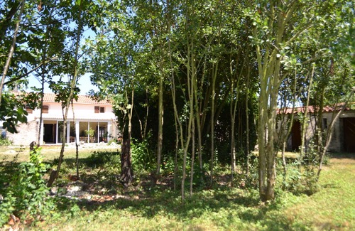 Moreilles Casa | Marais poitevin 18th century farmhouse with large wooded area very quiet