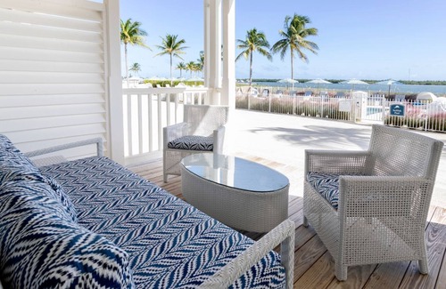 Marathon Apartamento | Marathon Beachfront | 2BR, Veranda + 2 Luxe Baths