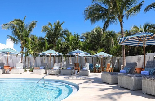 Marathon Apartamento | Marathon Beachfront | 2BR, Veranda + 2 Luxe Baths