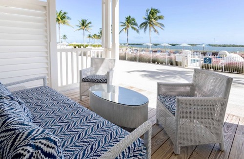 Marathon Apartamento | Marathon Beachfront | 2Kings, Veranda + 2LuxeBaths