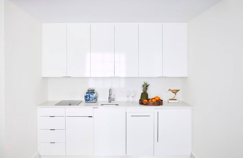 Marathon Apartamento | Marathon Oceanfront Suite | Balcony + Kitchenette